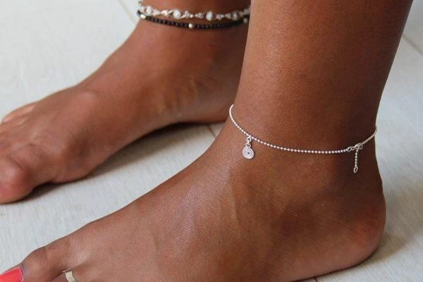 pourquoi les femmes et filles senoufos, du burkina faso et du congo portent des chaines aux pieds