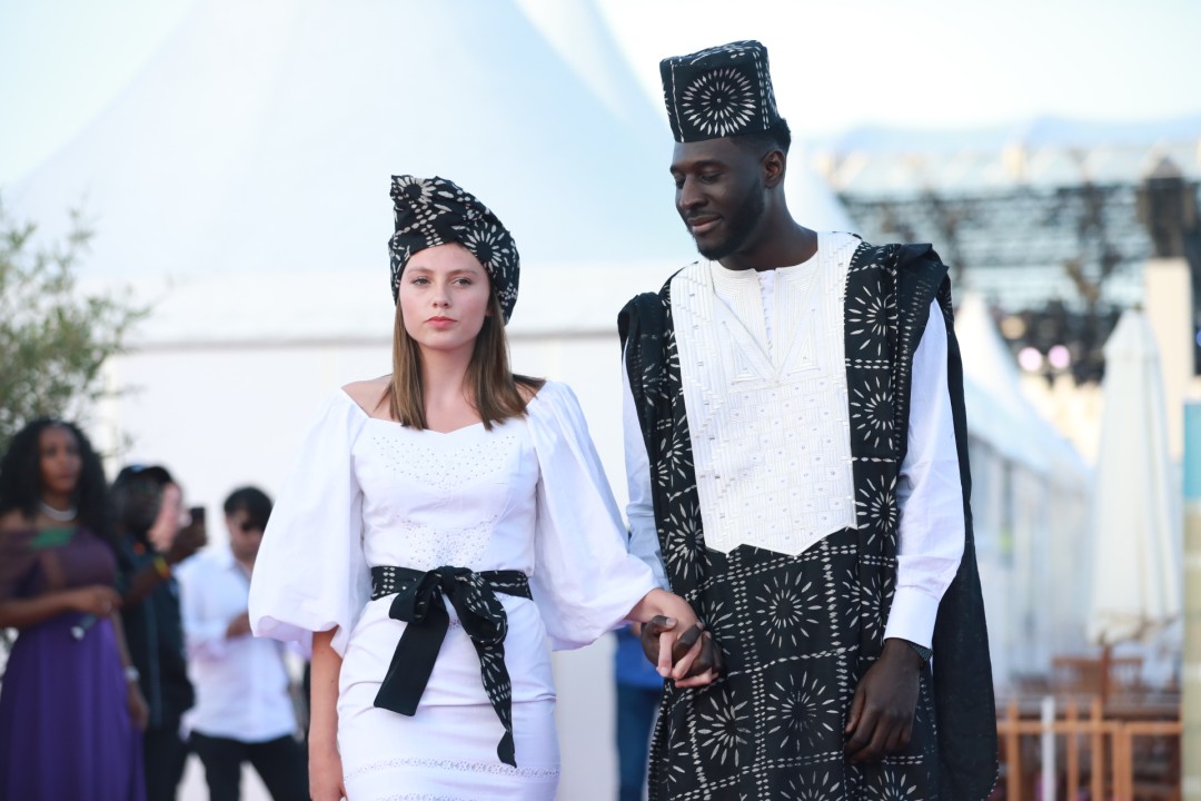 créations africaines : Sorobis, premier styliste américain d’origine burkinabé à faire briller la mode africaine au festival de Cannes avec sa somptueuse collection « delwendé »