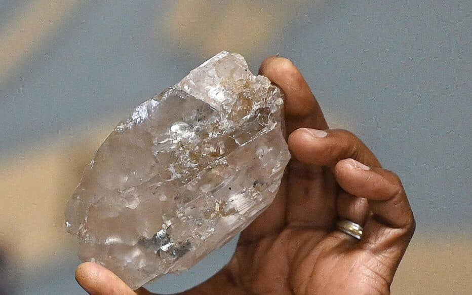 botswana : un diamant brut de presque 2500 carats découvert dans une mine, vive émotion chez le plus grand bijoutier d’europe  