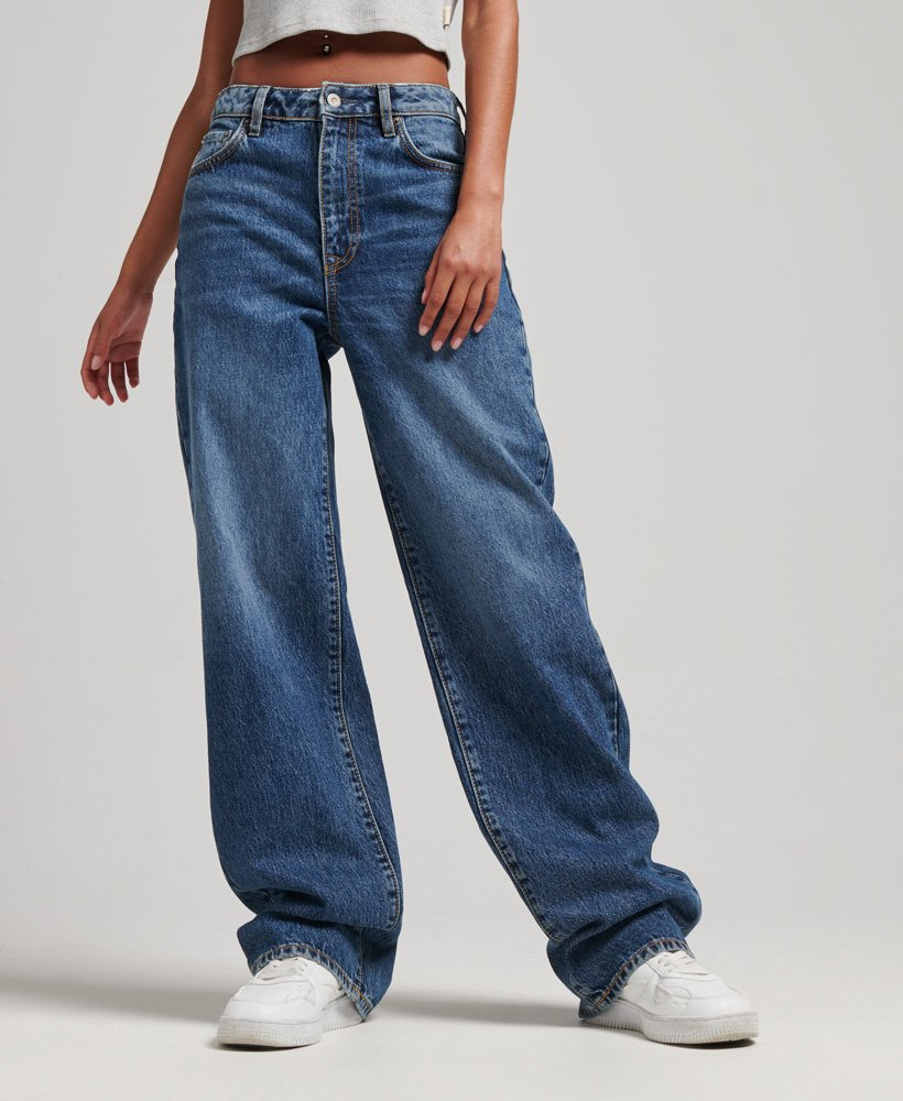 mode féminine : les pantalons jeans large font leur retour en force