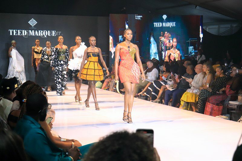 première fashion week d’Abidjan : plus d’une dizaine de stylistes ivoiriens, ghanéens, béninois et nigérians dévoilent leurs collections au grand public