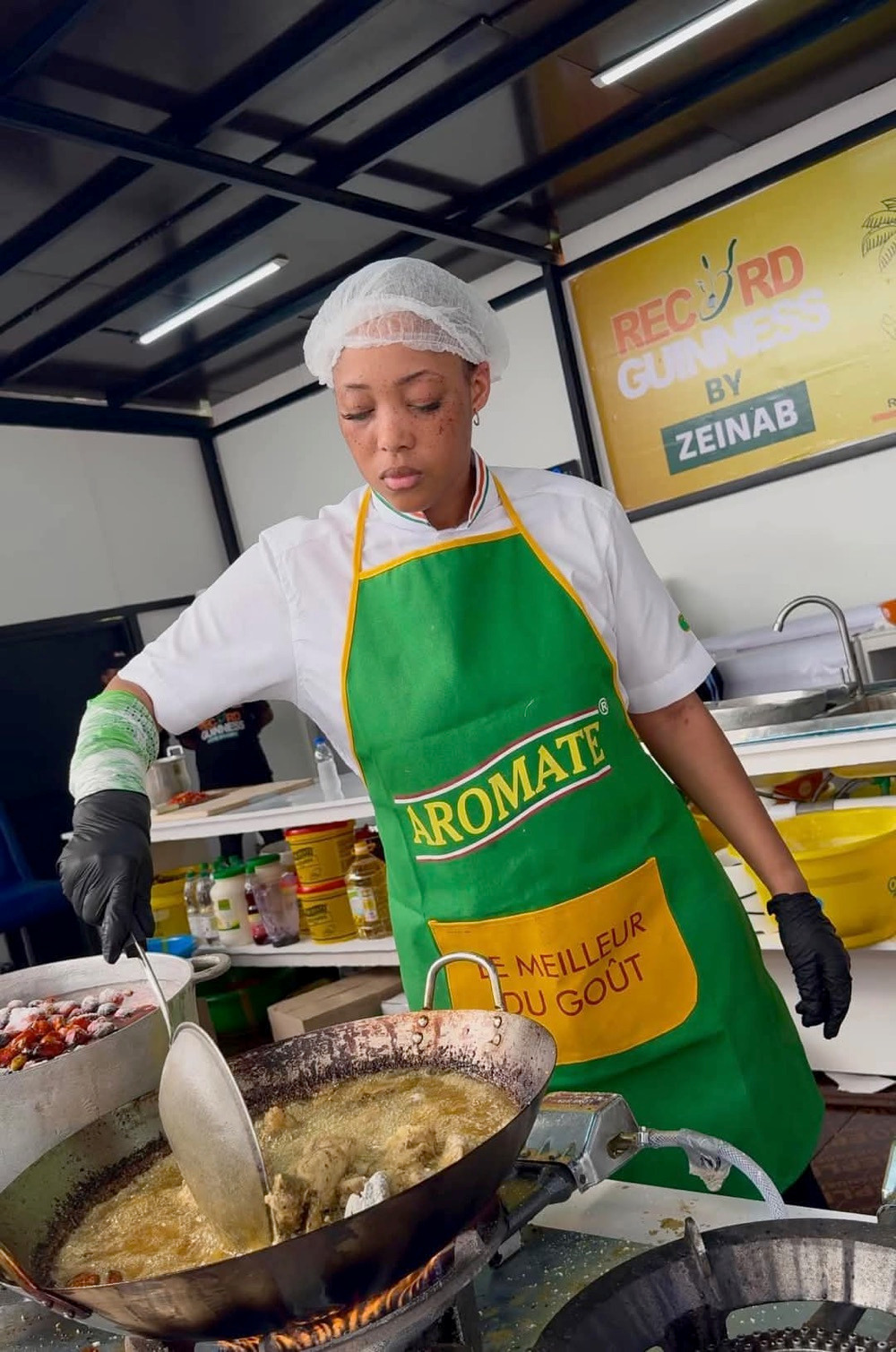 défi culinaire : Zeinab Bancé, cheffe cuisinière, s’engage à inscrire le patrimoine culinaire ivoirien au guinness world record en cuisinant pendant 119 h et 57 mn