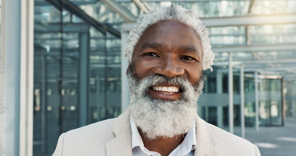 cheveux et barbes grisonnants : un choix esthétique en afrique