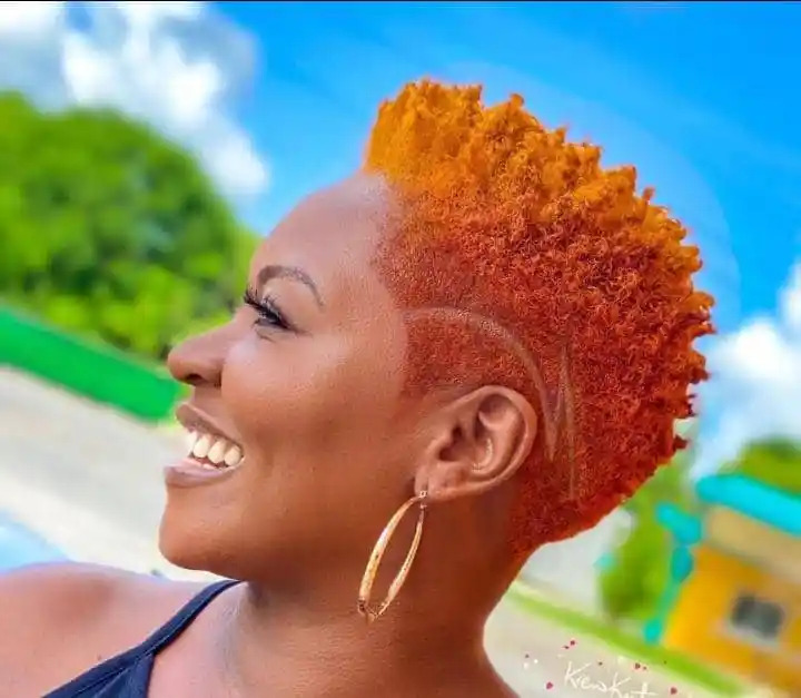 tendance des cheveux teints chez les femmes africaines : une véritable expression de liberté, de créativité et d’identité