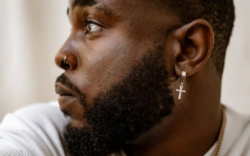 port des boucles d’oreilles chez les hommes : un style controversé en afrique