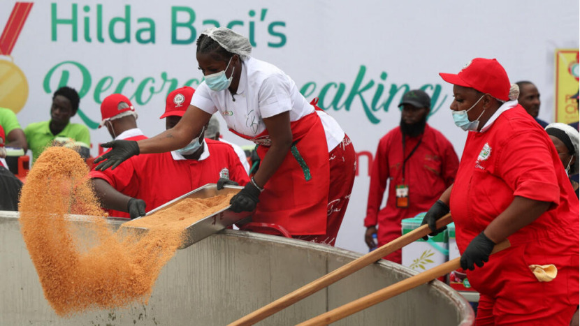 nigeria : la cheffe Hilda Baci entre dans le livre guiness des records avec 9 tonnes de riz jollof cuisinées