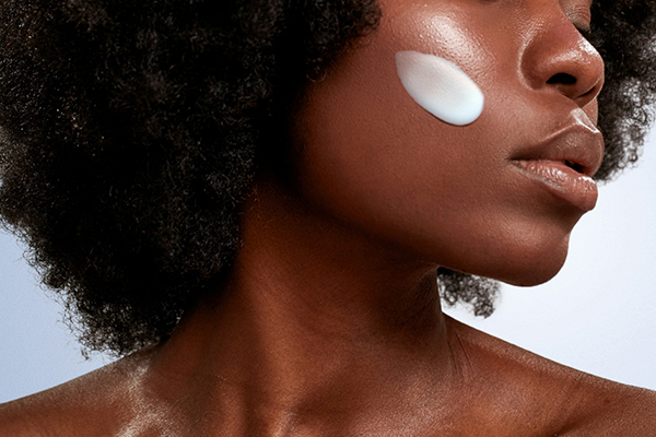 peau noire et crème solaire : briser le mythe de l’immunité